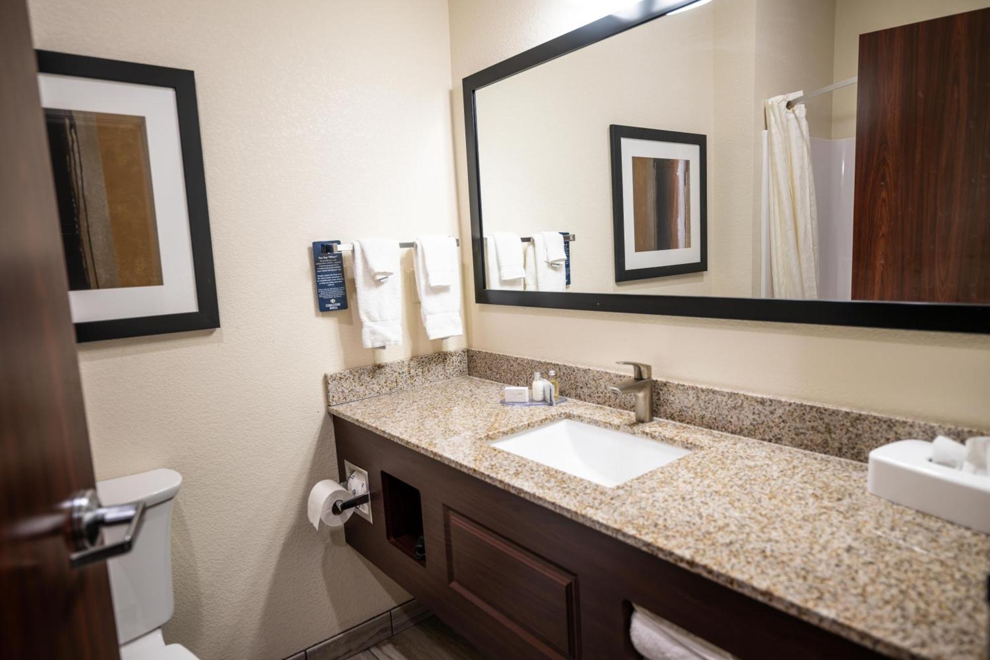 Cobblestone Hotel & Suites - Lamar エクステリア 写真